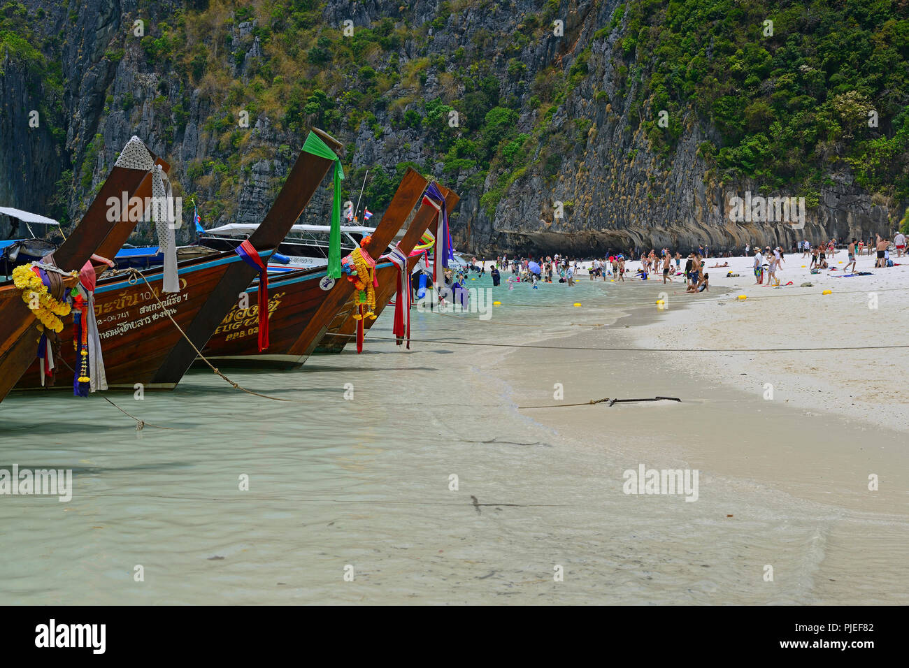 I turisti e i tradizionali Longtail barche, Maja Beach, Phi Phi Islanda, Thailandia, Touristen und traditionelle Longtail Boote, Isola di Phi Phi Foto Stock