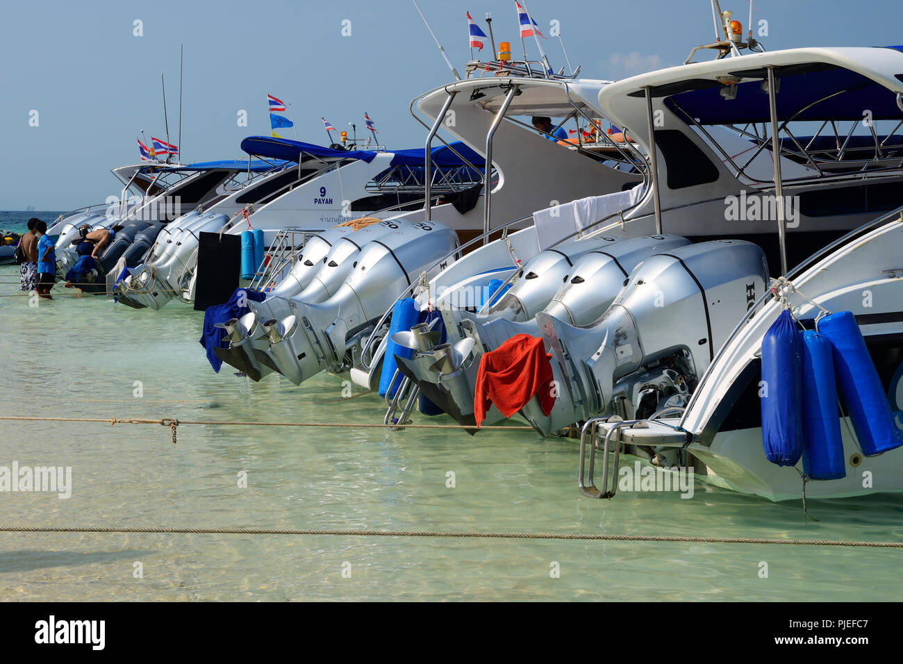 Barche per i turisti su Koh Khai Islanda, Thailandia, Boote für Touristen auf Koh Khai Island Foto Stock