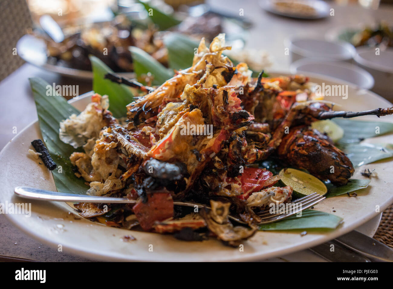 Il tradizionale design balinese mare piatto di cibo servito su foglie di banana Foto Stock