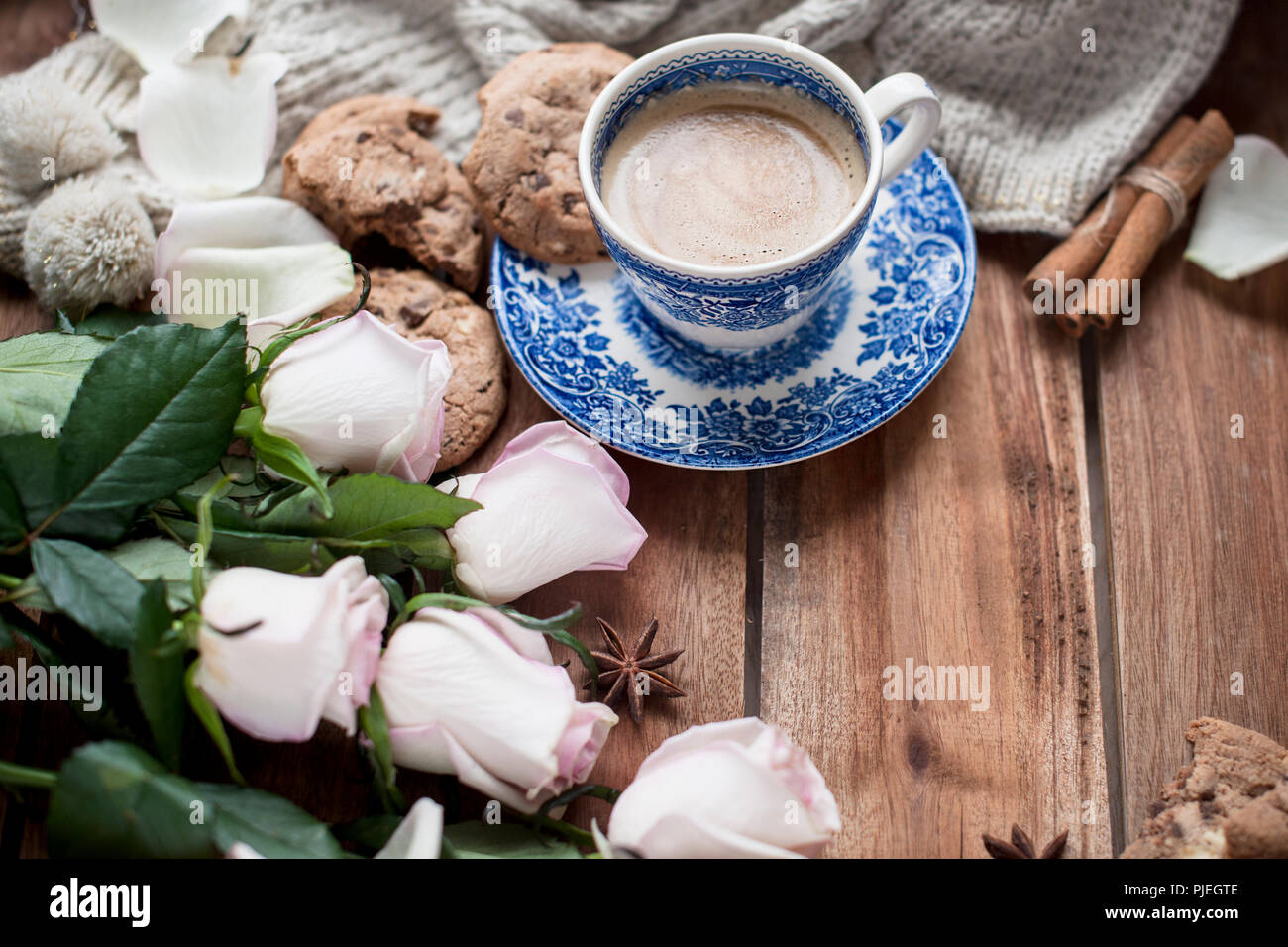 caffè romatico in una tazza su fondo di legno con plaid, bouquet di rose  bianche e coziness d'autunno. vista superiore buongiorno.. copia spase Foto  stock - Alamy