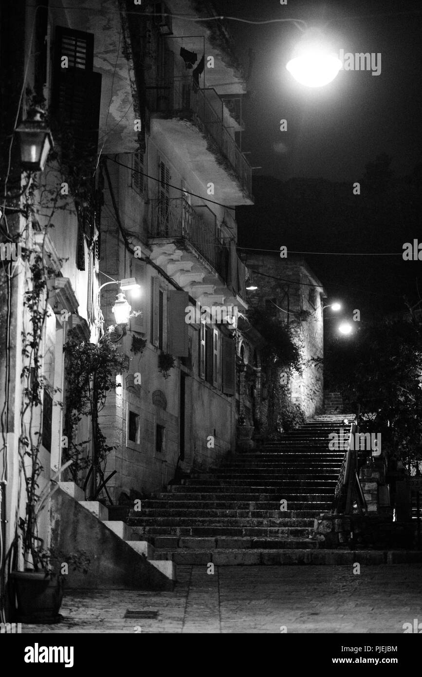 L'isola di Corfù, Grecia, strade persone case e telai dall'isola di Corfu Foto Stock