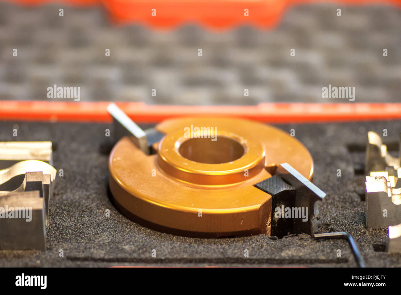 Il taglio della fresa per la lavorazione del legno. Ugelli per la realizzazione di mobili. Foto Stock