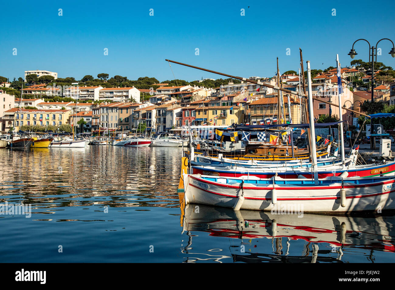 Cassis un porto di pescatori mediterraneo nel sud della Francia Foto stock  - Alamy