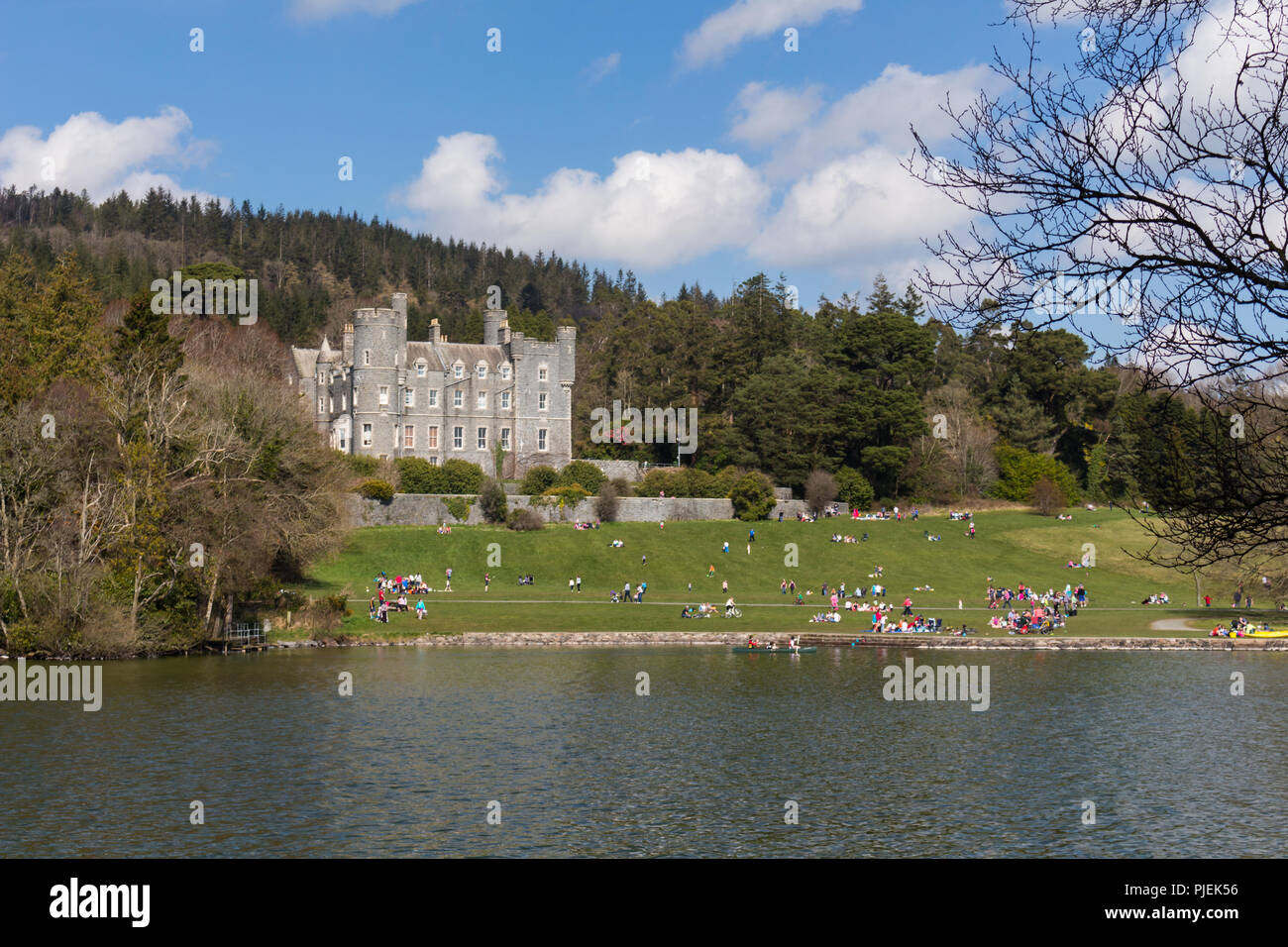 Il castello di Castlewellan su occupato durante il weekend di Pasqua a Castlewellan Forest Park, County Down, N.Irlanda. Foto Stock