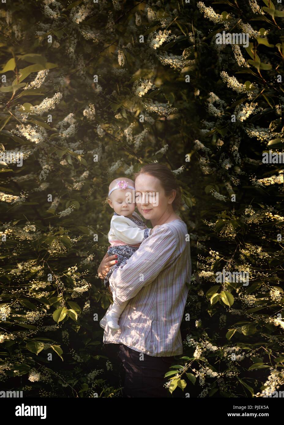 Ritratto di Madre e figlia piccola nel bellissimo paesaggio. La madre e il bambino ritratto. Foto Stock
