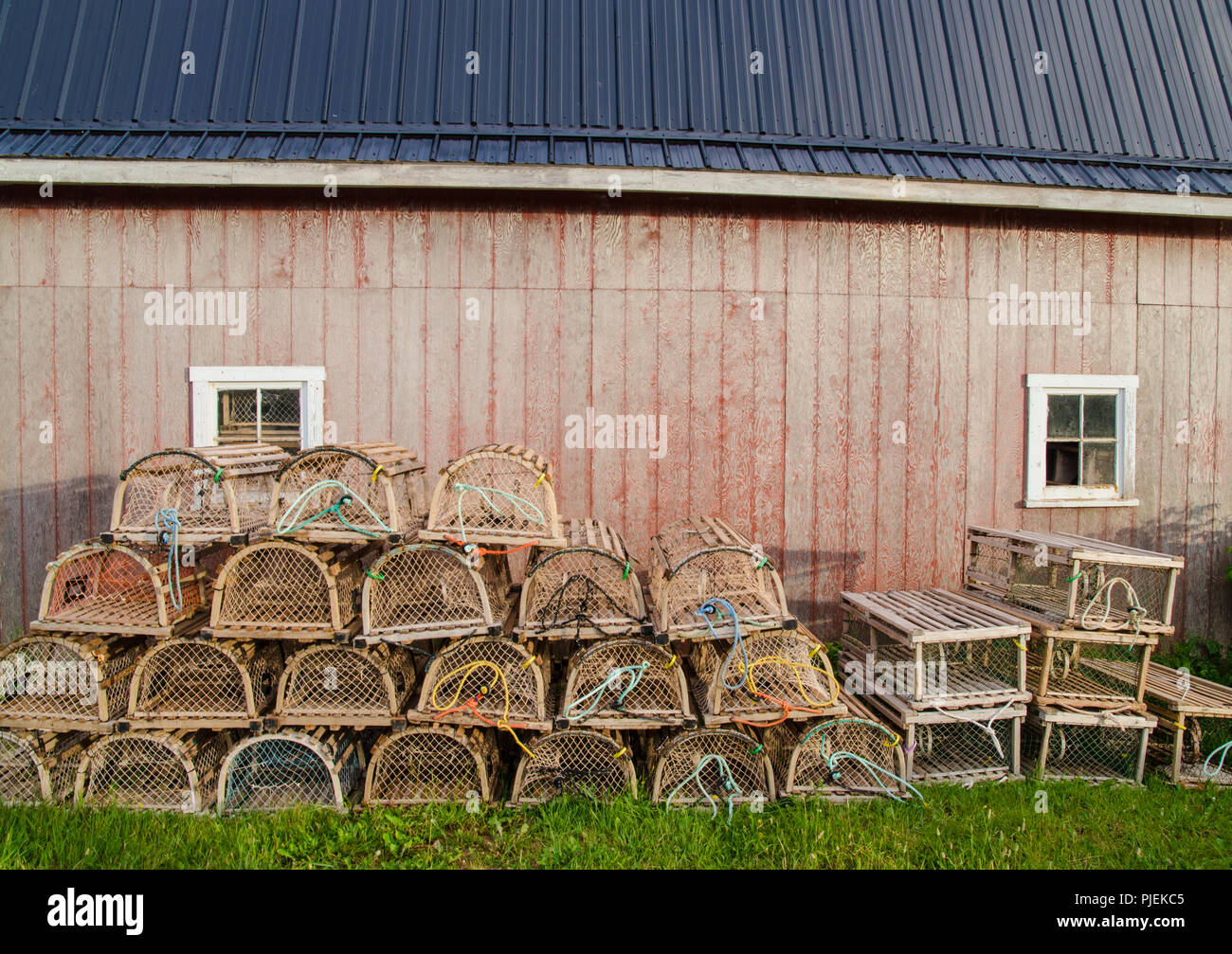 Trappole di aragosta al di fuori di un capannone di pesca in fiume francese, Isola del Principe Edoardo Foto Stock