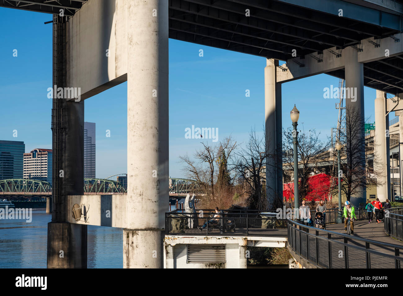 I 5 pilastri del ponte e la Eastbank Esplanade da MSI. Portland, Oregon Foto Stock
