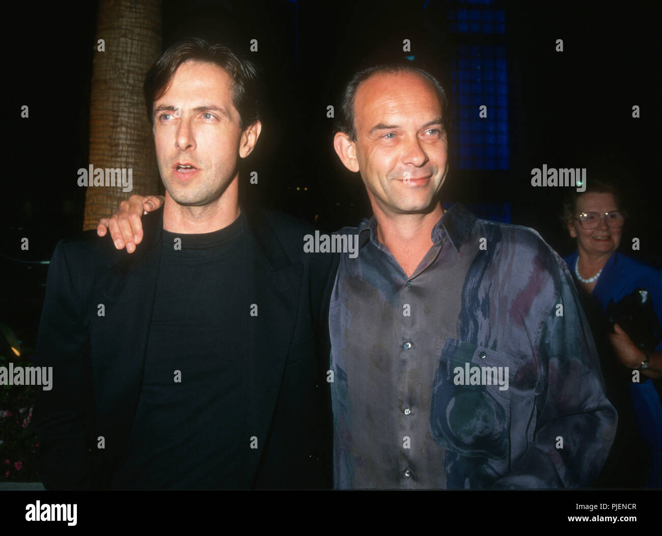 HOLLYWOOD, CA - 10 settembre: (L-R) scrittore Clive Barker e attore Doug Bradley frequentare il 'Hellraiser III: l'inferno sulla terra' Premiere il 10 settembre 1992 a Hollywood Galaxy Theatre di Hollywood, in California. Foto di Barry re/Alamy Stock Photo Foto Stock