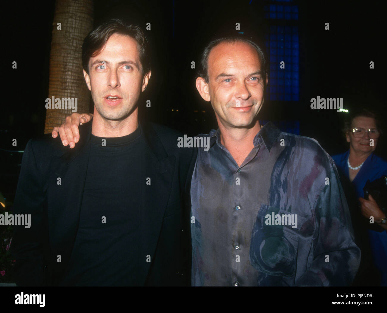 HOLLYWOOD, CA - 10 settembre: (L-R) scrittore Clive Barker e attore Doug Bradley frequentare il 'Hellraiser III: l'inferno sulla terra' Premiere il 10 settembre 1992 a Hollywood Galaxy Theatre di Hollywood, in California. Foto di Barry re/Alamy Stock Photo Foto Stock