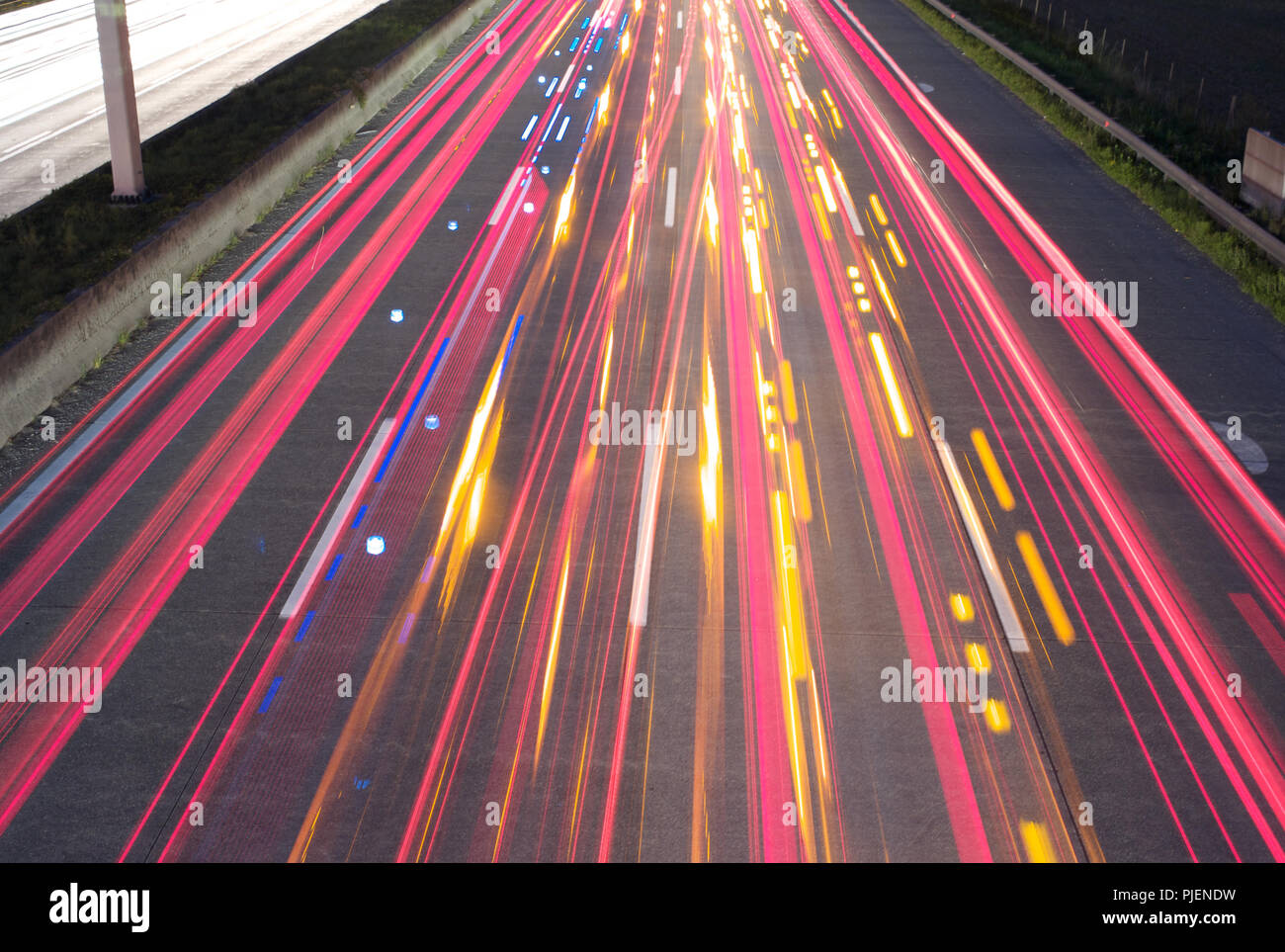 Il traffico di notte - Lighttrails caotica sull'autostrada - Lunga esposizione Foto Stock