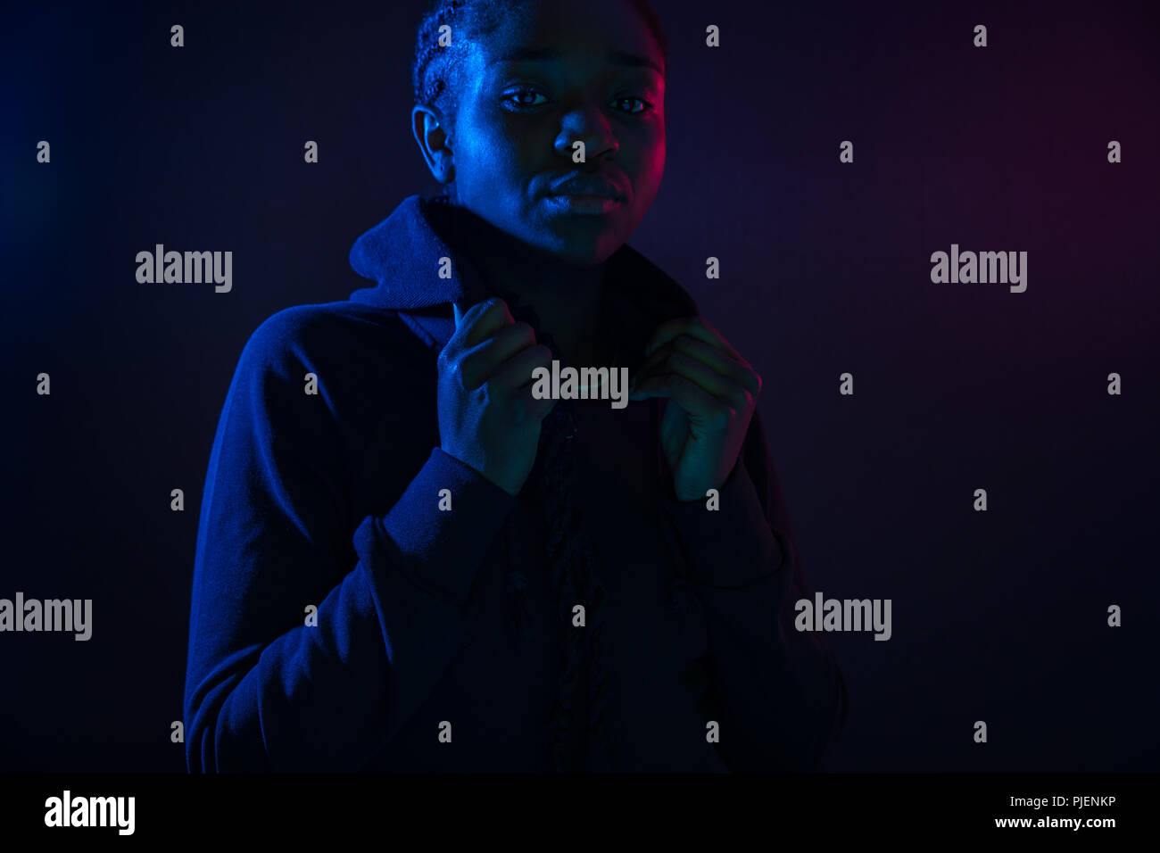 Colorato ritratto di una donna con la pelle scura e atteggiamento fresco Foto Stock