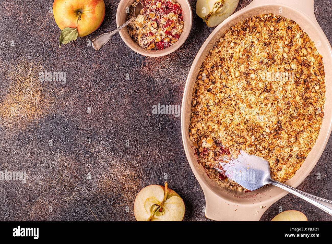 Ciliegio apple crumble croccante, vista dall'alto Foto Stock