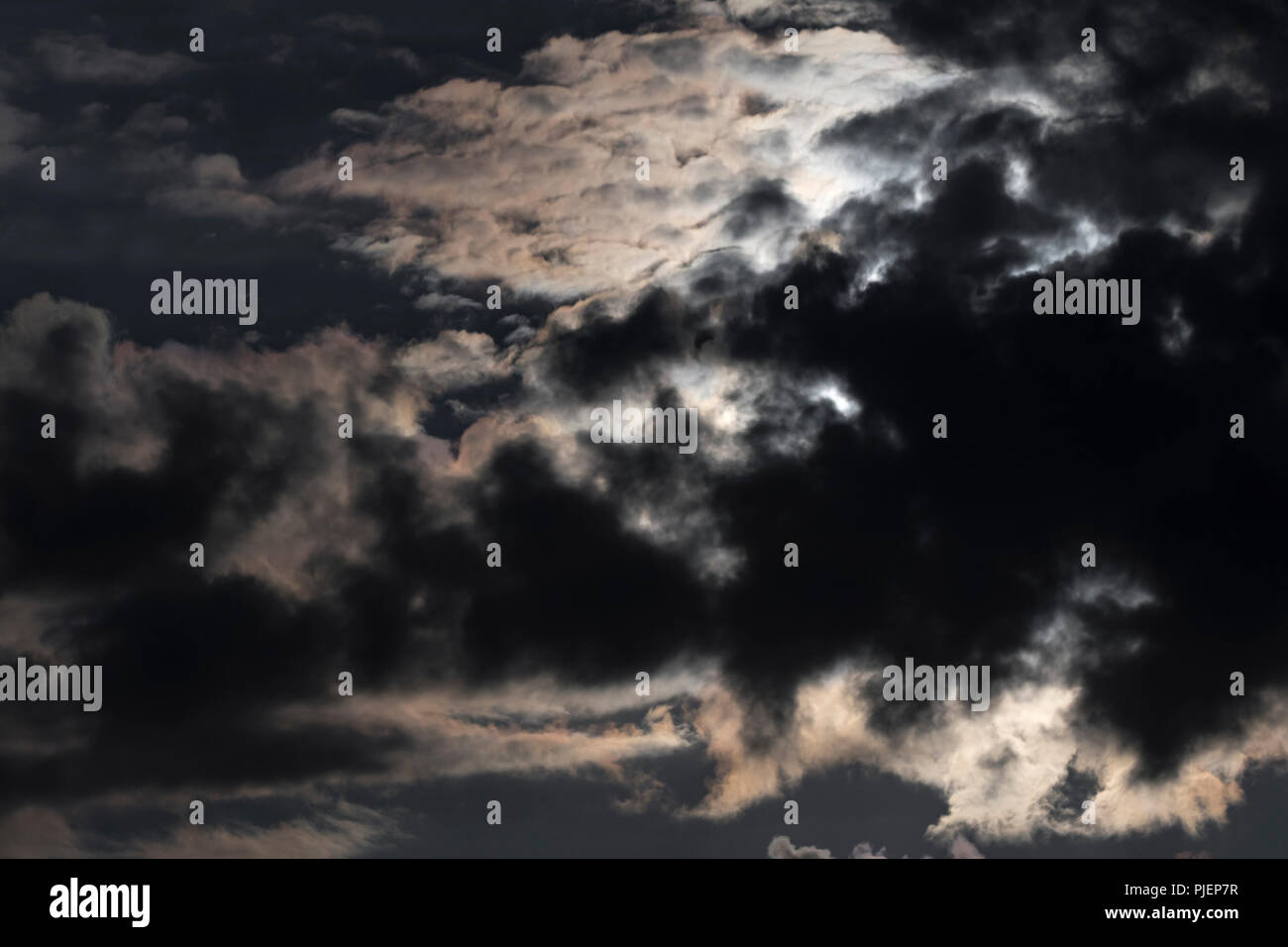 Luna oscurata da nuvole su una torbida notte. Il Cloud per oscurare la luna. Foto Stock