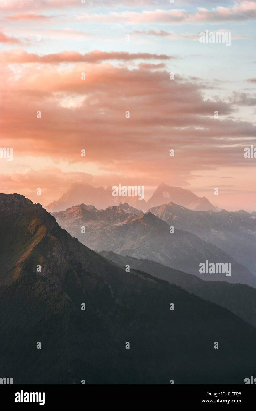 Paesaggio tramonto cime delle montagne e nuvole viaggio estivo natura selvaggia scenic vista aerea Foto Stock