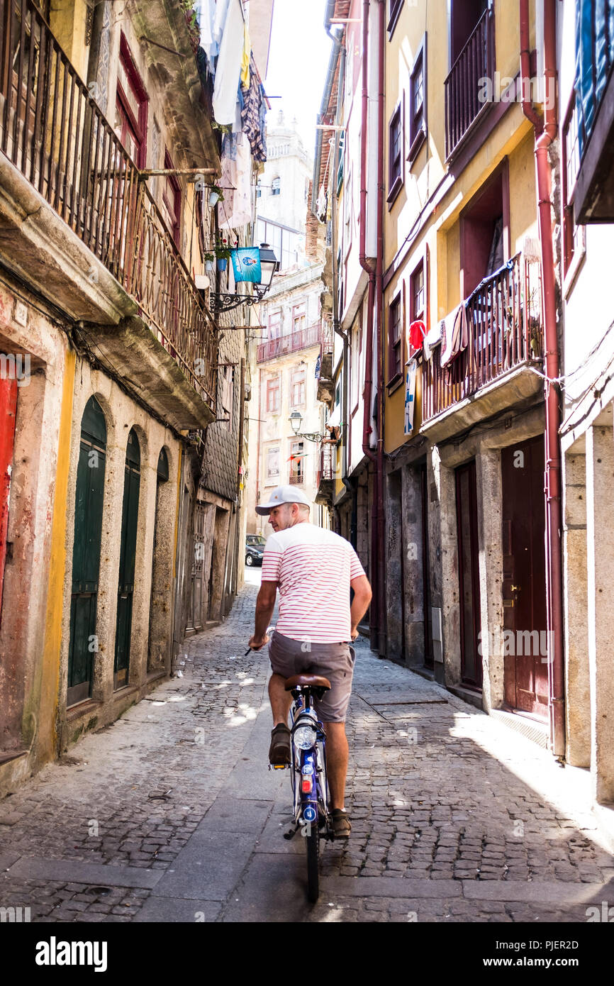 Escursioni in bicicletta lungo Rua Afonso Martins Alho, Porto, Portogallo. Foto Stock