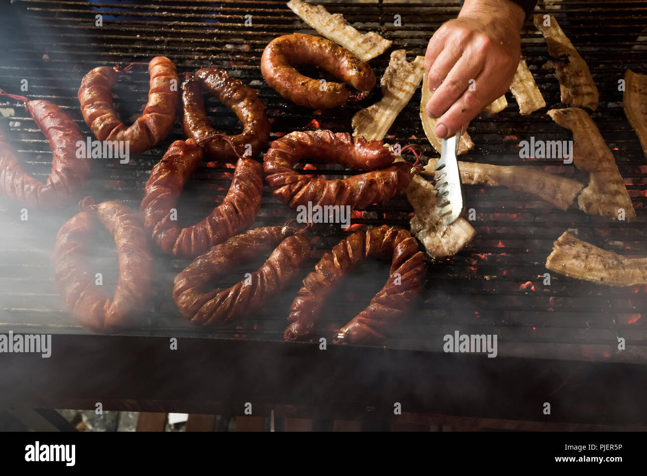 Caseiro Chourico, classic alla brace salsiccia portoghese, Lisbona, Portogallo. Foto Stock