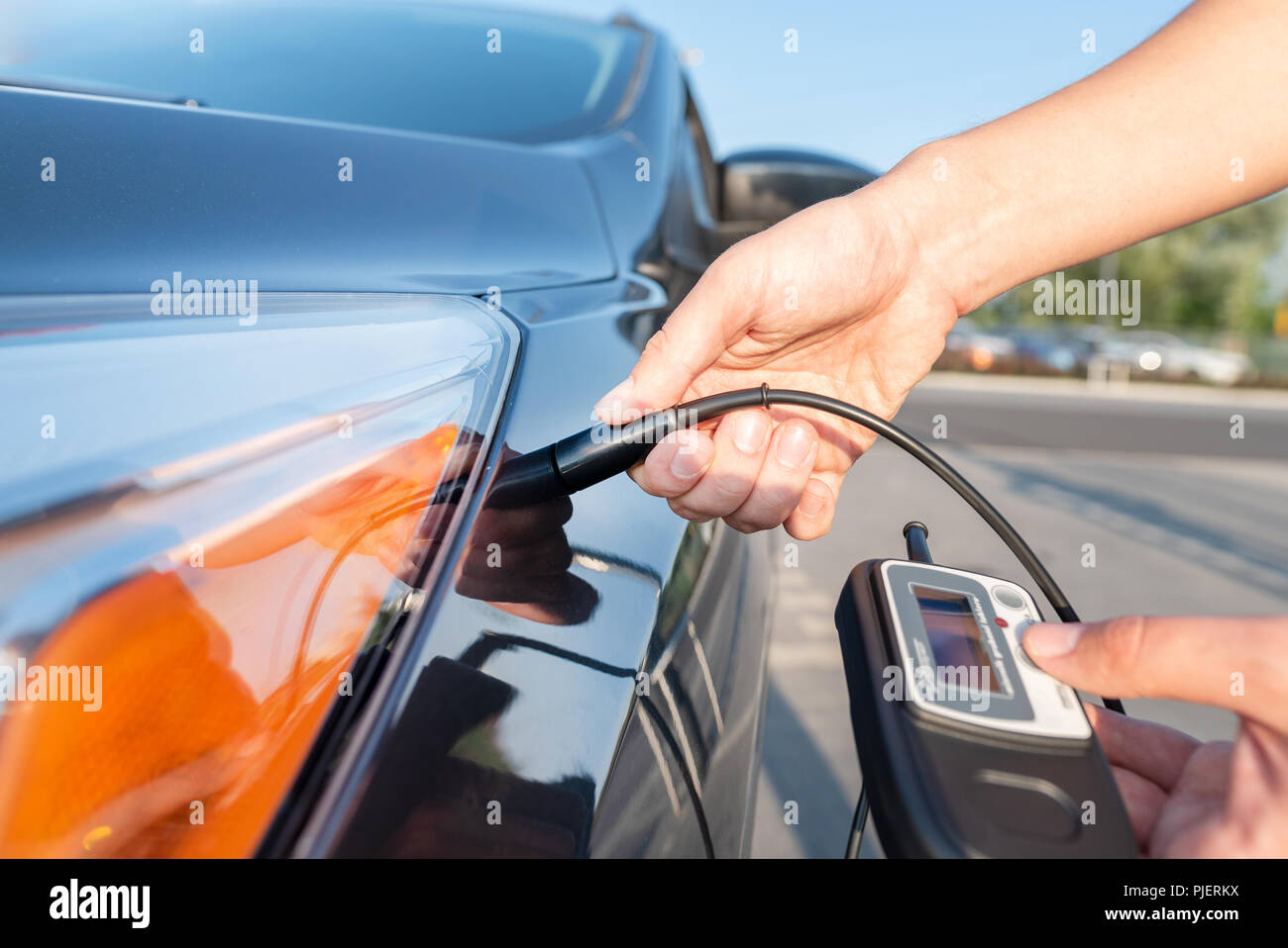 Misurare lo spessore della vernice dell'auto rivestimento con vernice misuratore di spessore Foto Stock