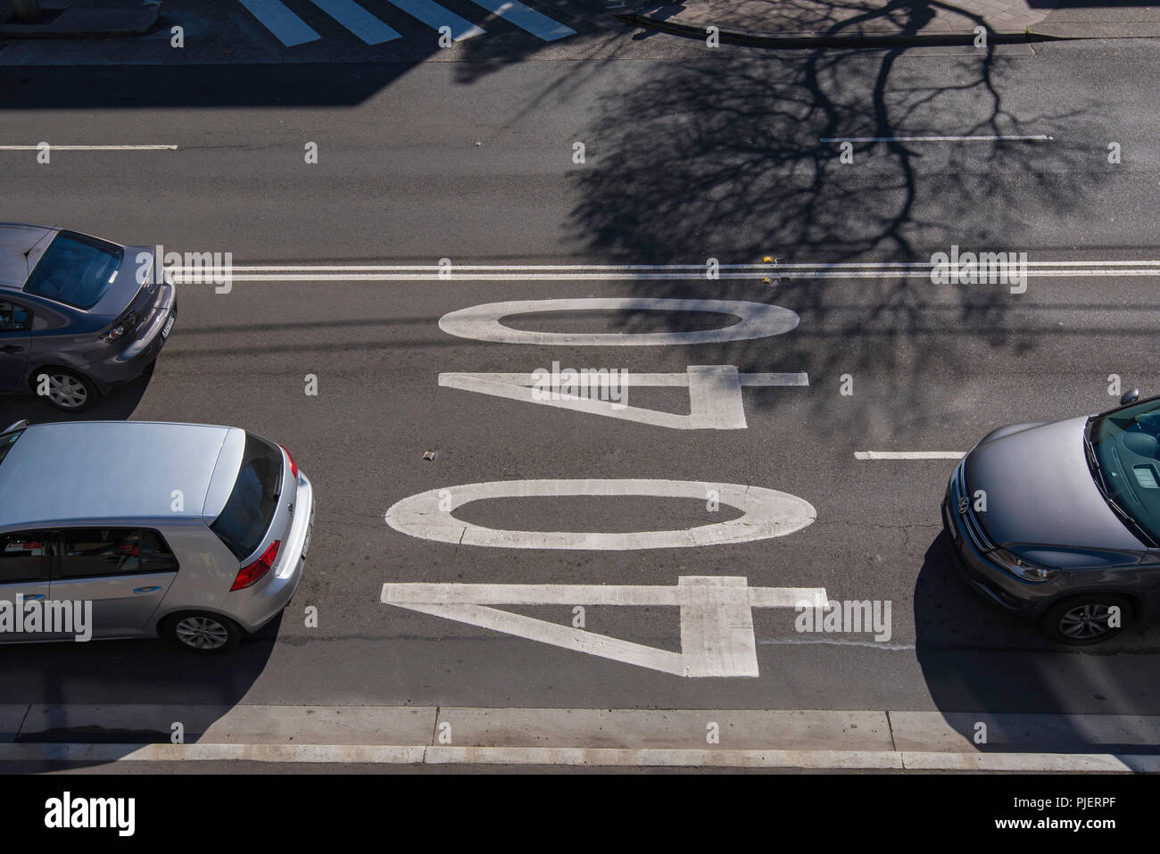 Automobili fotografate da sopra la guida attraverso un 40 chilometro all'ora zona di velocità su una strada australiano Foto Stock