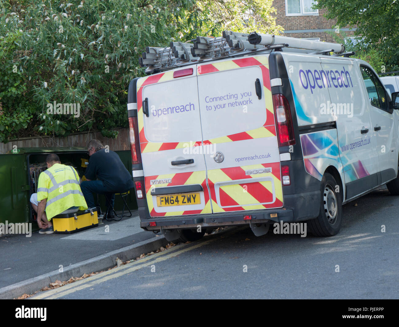 Openreach ingegneri lavorano in street cabinet con van, Openreach è una divisione della società di telecomunicazioni BT British Telecom Foto Stock