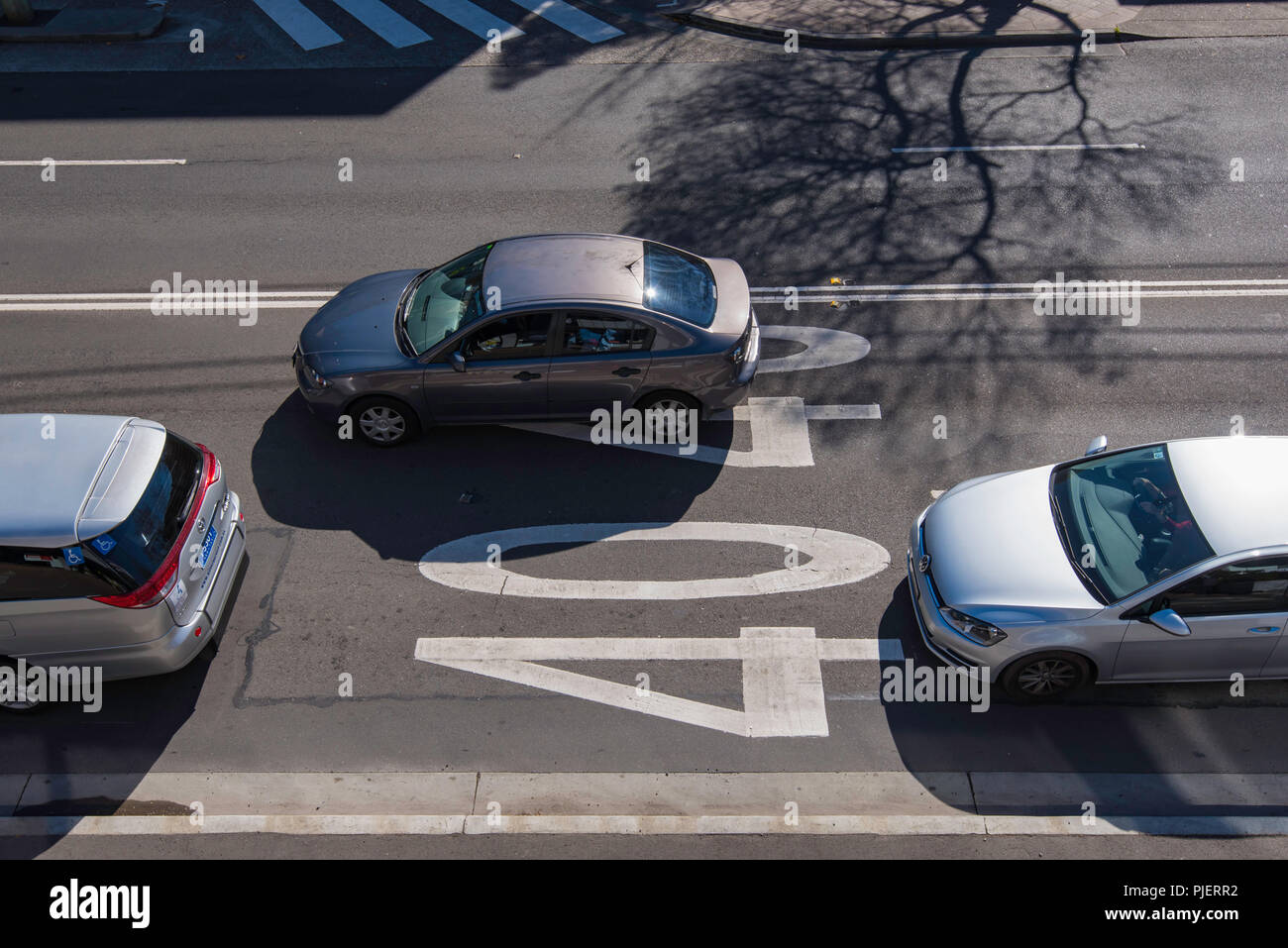 Automobili fotografate da sopra la guida attraverso un 40 chilometro all'ora zona di velocità su una strada australiano Foto Stock