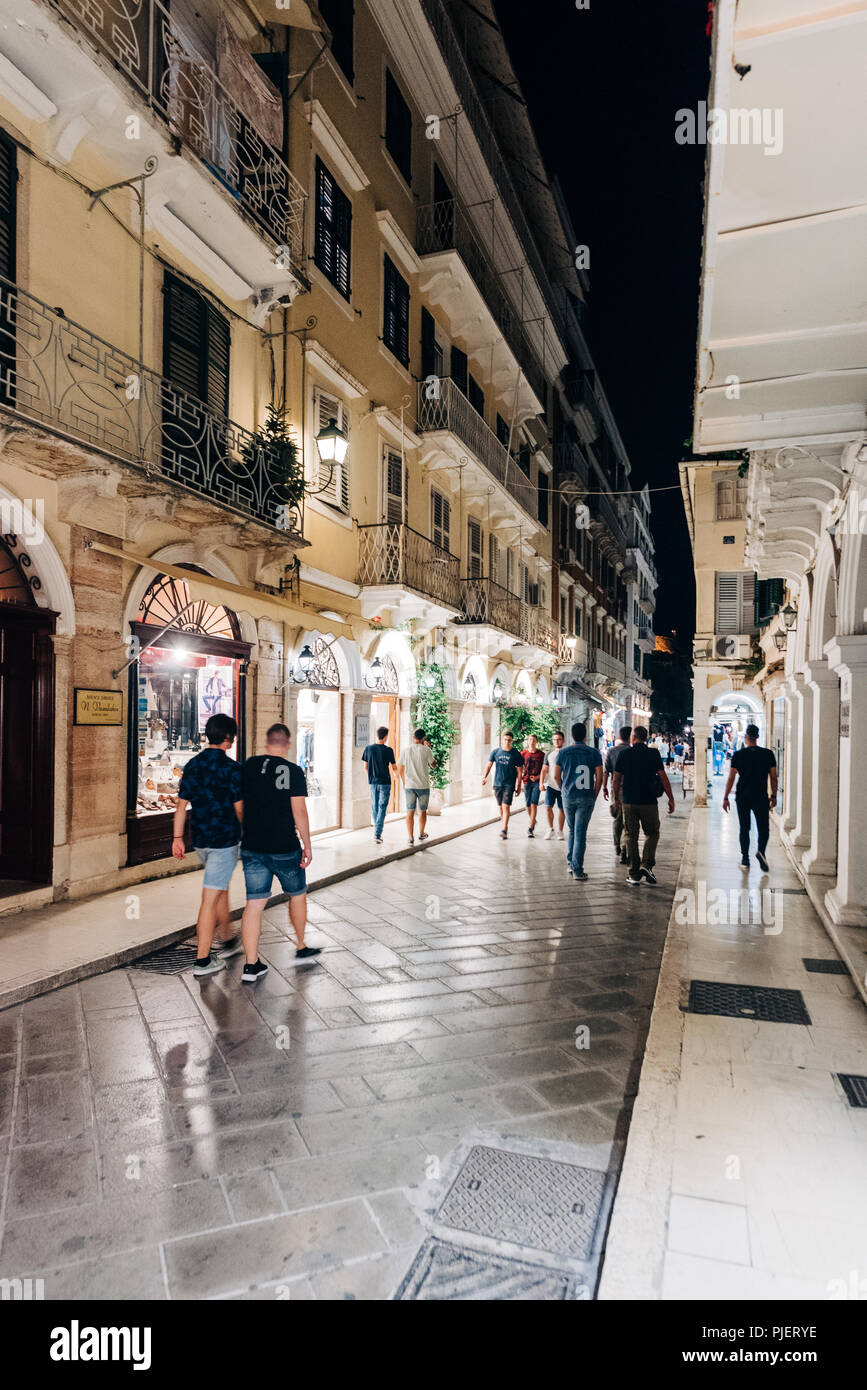 L'isola di Corfù, Grecia, strade persone case e telai dall'isola di Corfu Foto Stock