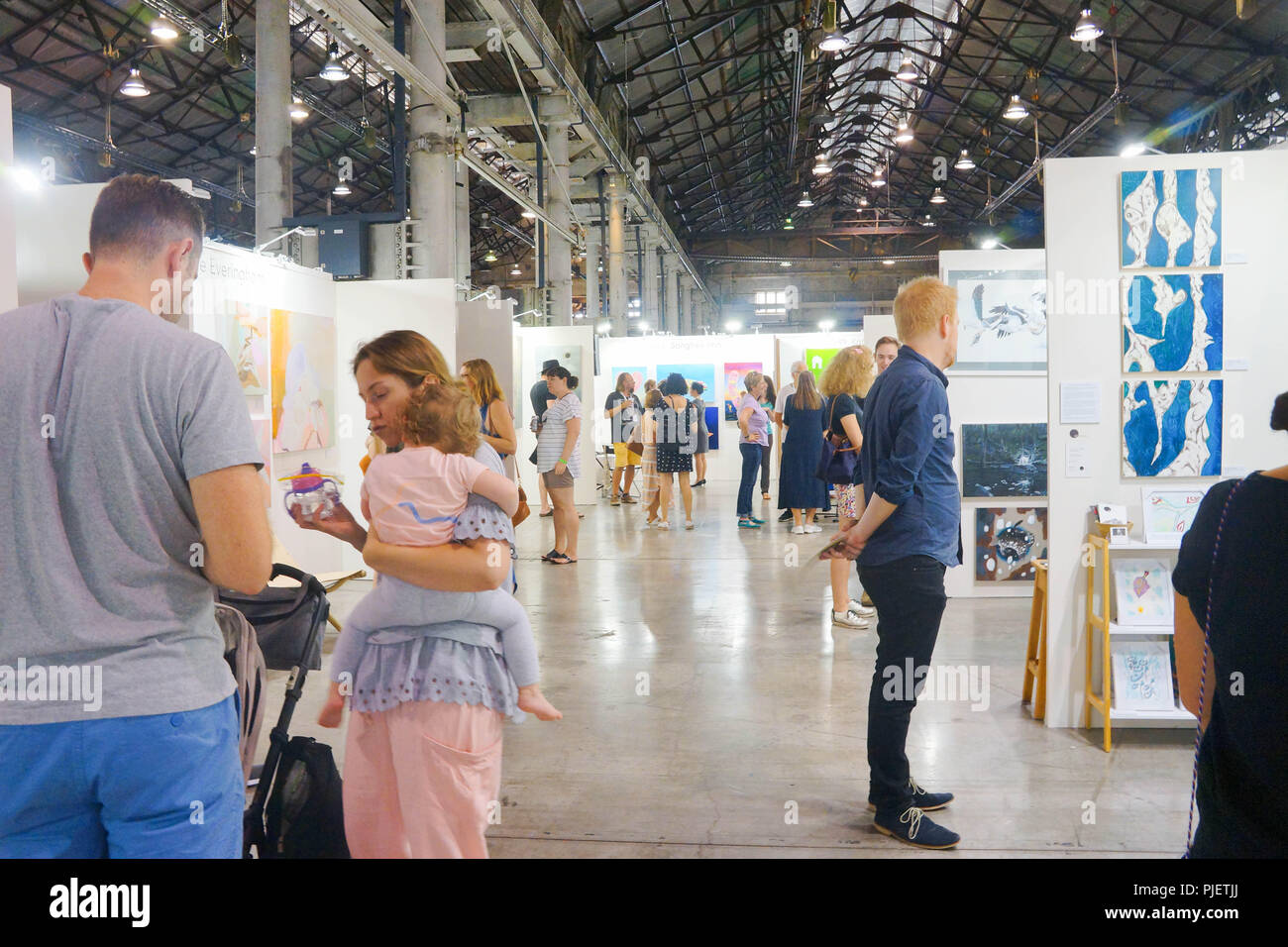 Sydney, NSW, Australia. 25 Mar, 2018. La gente si vede la visualizzazione di diverse opere durante la fiera.L'altra Arte Fiera è una delle fiere d'arte a Sydney, scoprendo i talentuosi artisti emergenti e di lavoro. Esso fornisce una piattaforma per gli amanti dell'arte e collezionisti di acquistare e incontrare gli artisti. L'altra Arte Fiera è presentato da Saatchi Art. Credito: Wei-Ling Tseng SOPA/images/ZUMA filo/Alamy Live News Foto Stock