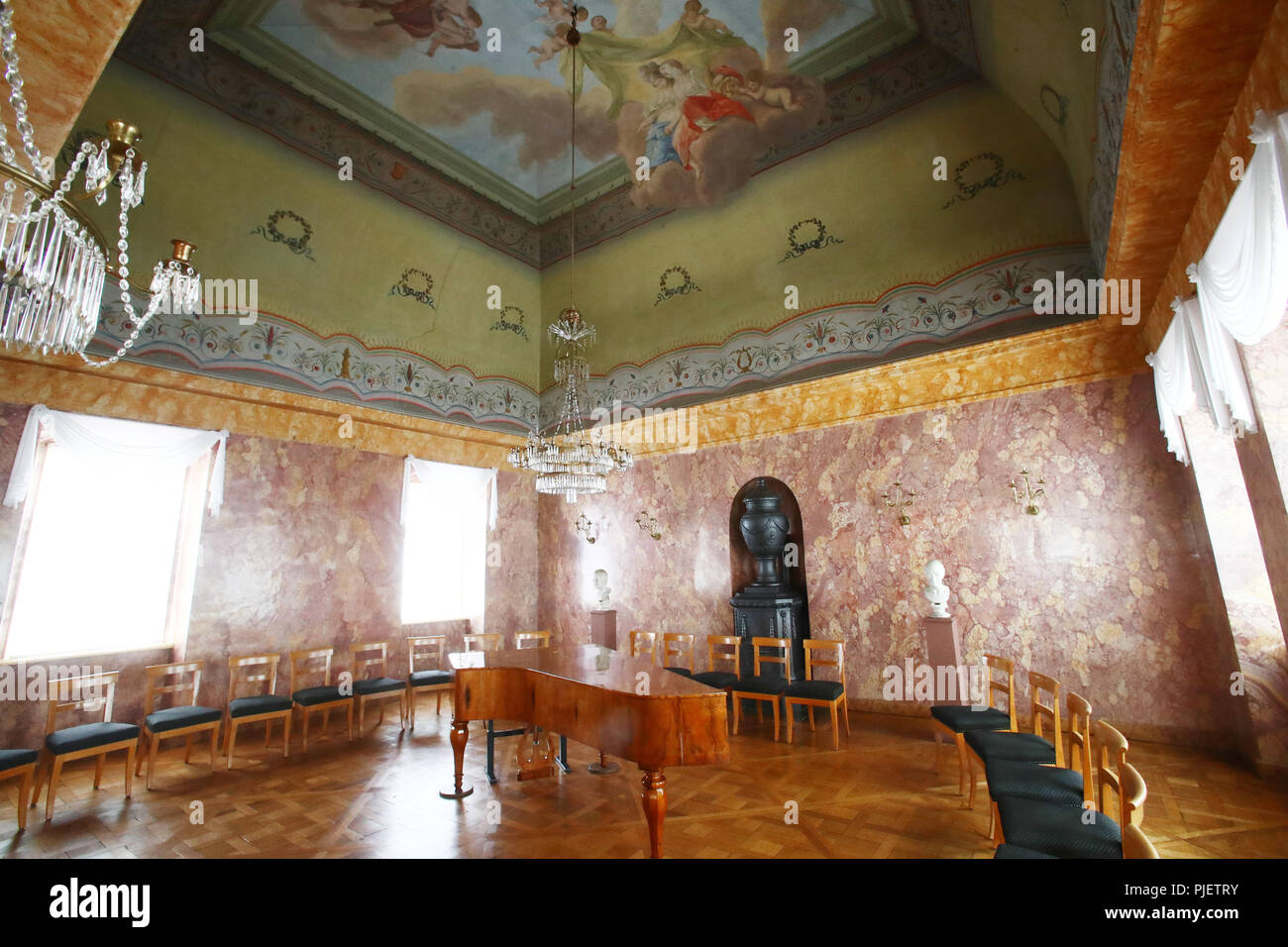 Weimar, Germania. 06 Sep, 2018. Vista nella sala da ballo di Anna Amalia in casa il Wittumspalais a Weimar. Il classico di Weimar Fondazione invita i visitatori a visitare i vari tesori di Weimar del patrimonio culturale nel contesto di "Arte e caffè'. Credito: Bodo Schackow/dpa-Zentralbild/dpa/Alamy Live News Foto Stock