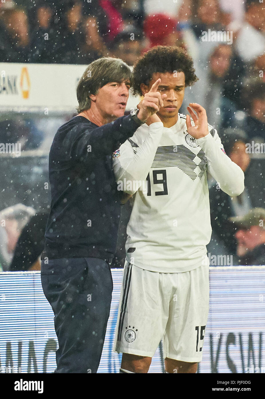 Monaco di Baviera, Germania. 6 Settembre, 2018. Germania - Francia, calcio, Monaco di Baviera, Settembre 06, 2018 DFB headcoach Joachim Jogi LOEW, LÖW,Leroy SANE, DFB 19 parlare, discutere, sostengono, intrattenere, azione, dare istruzioni, Germania - Francia Importante: DFB regolamenti vietano qualsiasi uso di fotografie come sequenze di immagini e/o quasi-video. Nazioni Football League, stagione 2018/2019, Settembre 06, 2018 Monaco di Baviera, Germania. Credito: Peter Schatz/Alamy Live News Foto Stock