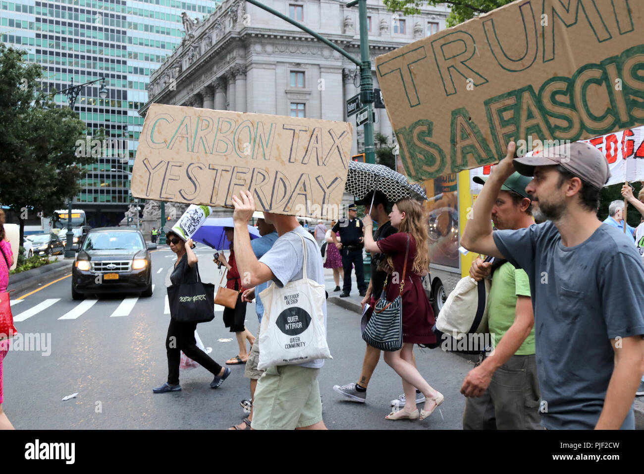 New York, NY, STATI UNITI D'AMERICA. 6th. Sep, 2018. In vista del Global Climate Action Summit, un incontro dei sindaci e governi locali, imprese e società civile a San Francisco, California dal 12-14 settembre 2018, centinaia di clima locale gli attivisti hanno marciato da Battery Park e attraverso le strade di Manhattan il 6 settembre 2018. Credito: G. Ronald Lopez/Alamy Live News Foto Stock