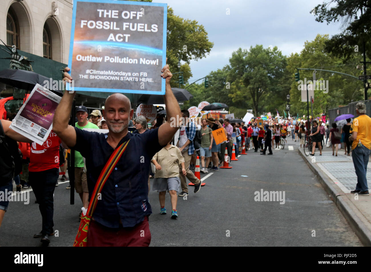 New York, NY, STATI UNITI D'AMERICA. 6th. Sep, 2018. In vista del Global Climate Action Summit, un incontro dei sindaci e governi locali, imprese e società civile a San Francisco, California dal 12-14 settembre 2018, centinaia di clima locale gli attivisti hanno marciato da Battery Park e attraverso le strade di Manhattan il 6 settembre 2018. Credito: G. Ronald Lopez/Alamy Live News Foto Stock