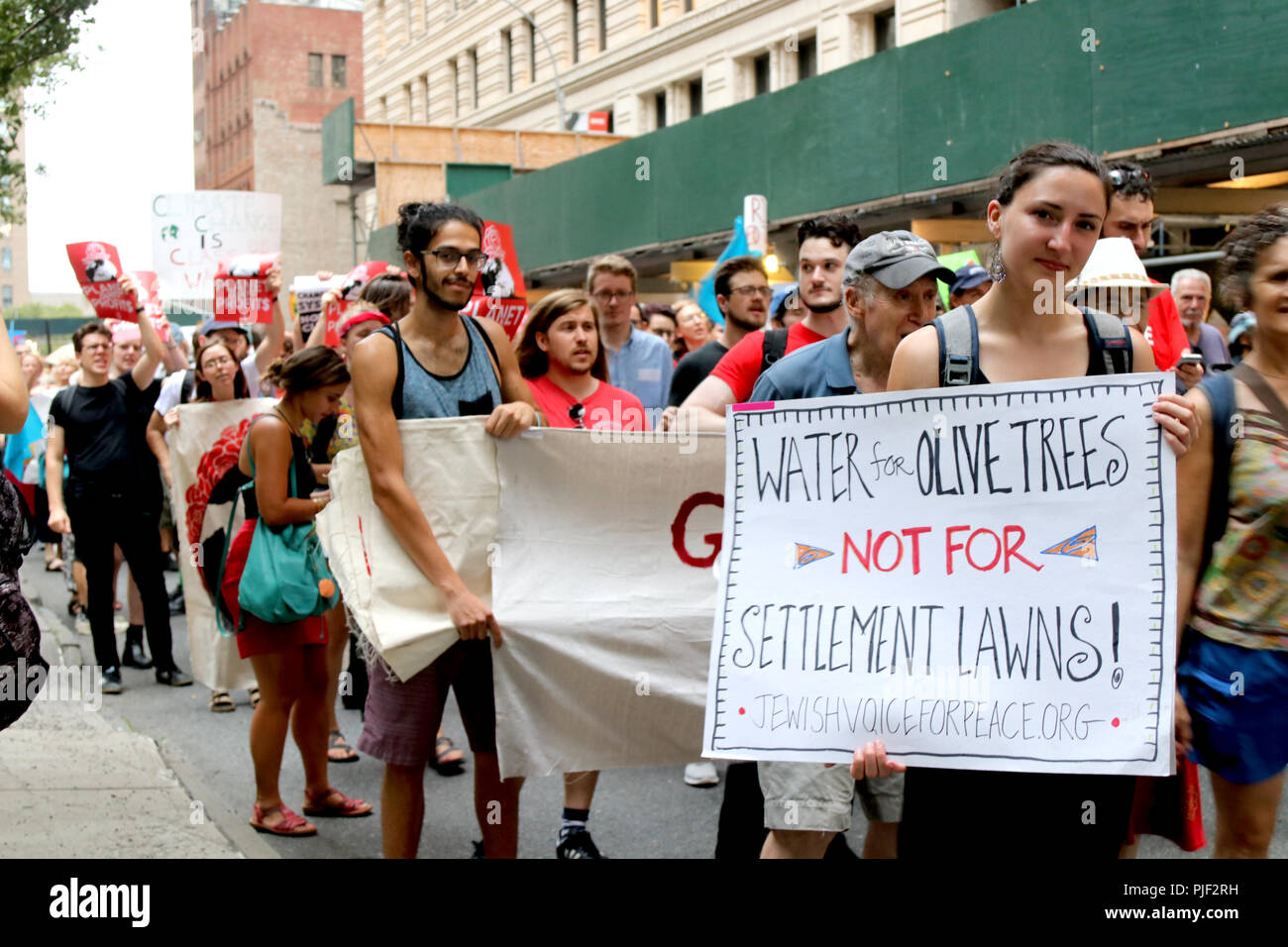 6 settembre 2018 - La città di New York, New York, USA - in vista del Global Climate Action Summit, un incontro dei sindaci e governi locali, imprese e società civile a San Francisco, California dal 12-14 settembre 2018, centinaia di clima locale gli attivisti hanno marciato da Battery Park e attraverso le strade di Manhattan il 6 settembre 2018. Il rally è stato un precursore di un Settembre 8, 2018 evento dove migliaia di manifestazioni in città e paesi di tutto il mondo sono pianificati per la domanda locale di Leader si impegnano a costruire un fossile mondo libero che mette le persone e di giustizia prima di profitti (immagine di credito Foto Stock