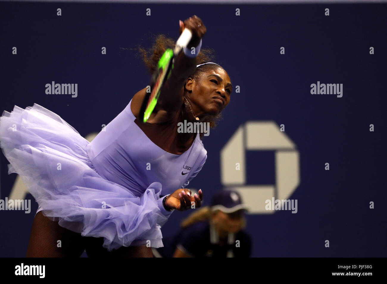 Flushing Meadows, New York - 6 Settembre 2018: US Open Tennis: Serena Williams degli Stati Uniti che serve a Anastasija Sevastova della Lettonia durante il loro semifinale partita a US Open a Flushing Meadows, New York. Williams ha vinto la partita in retta fissa per avanzare al Sabato il finale dove lei dovrà affrontare Naomi di Osaka in Giappone. Credito: Adam Stoltman/Alamy Live News Foto Stock