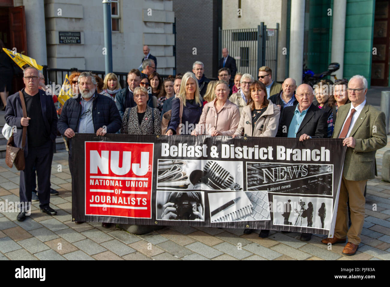 Belfast, Regno Unito. Il 7 settembre 2018. Barry McCaffrey e Trevor Birney con NUJs Seamus Dooley e Gerry Carson, arrivano all Alta Corte di Belfast Alta Corte che punta sottile film di emergenza ha portato in giudizio per Belfast Alta Corte oggi, di contestare la legittimità del mandato di perquisizione utilizzata dalla polizia nella loro ricerca presso i suoi uffici di Belfast la scorsa settimana Credito: Bonzo Alamy/Live News Foto Stock