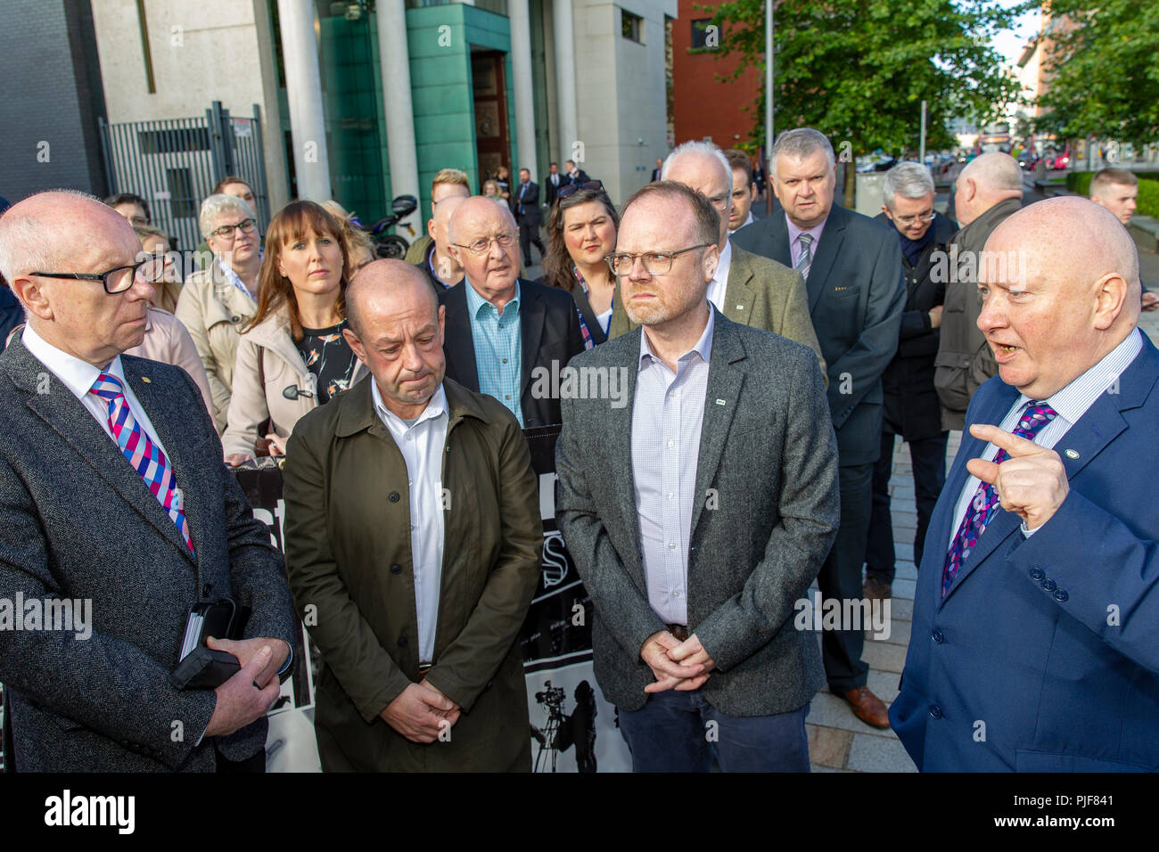 Belfast, Regno Unito. Il 7 settembre 2018. Barry McCaffrey e Trevor Birney con NUJs Seamus Dooley e Gerry Carson, arrivano all Alta Corte di Belfast Alta Corte che punta sottile film di emergenza ha portato in giudizio per Belfast Alta Corte oggi, di contestare la legittimità del mandato di perquisizione utilizzata dalla polizia nella loro ricerca presso i suoi uffici di Belfast la scorsa settimana Credito: Bonzo Alamy/Live News Foto Stock