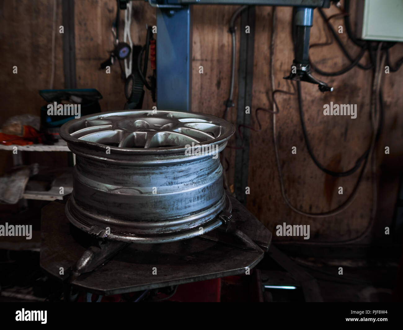 Macchina per la rimozione di gomma dal disco di ruota come smontare il  pneumatico dalla vettura cerchi in lega Foto stock - Alamy