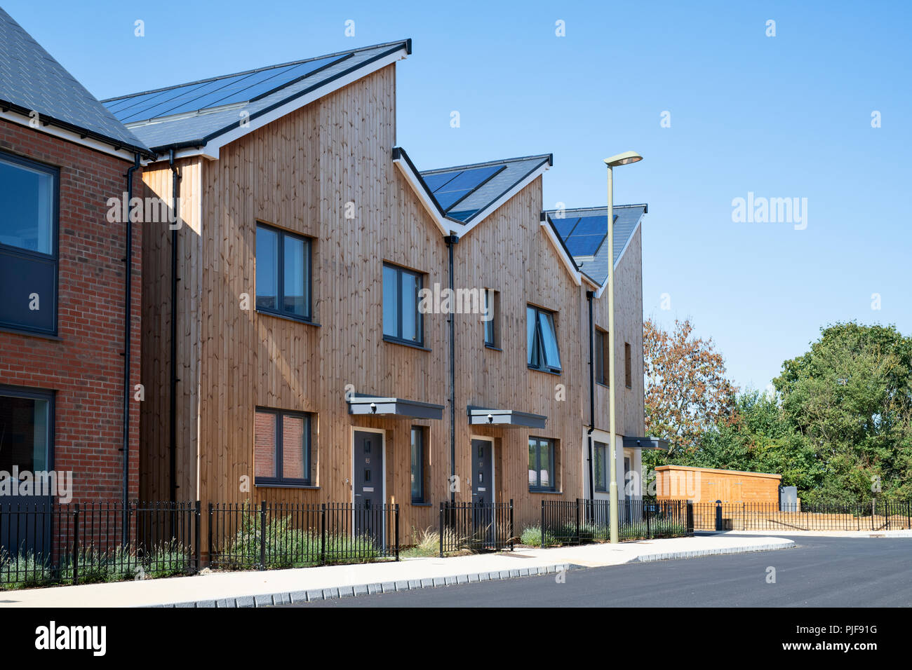 Contemporaneo vivere sostenibile. Elmsbrook Eco case di città nel nord ovest di Bicester, Oxfordshire, Inghilterra Foto Stock