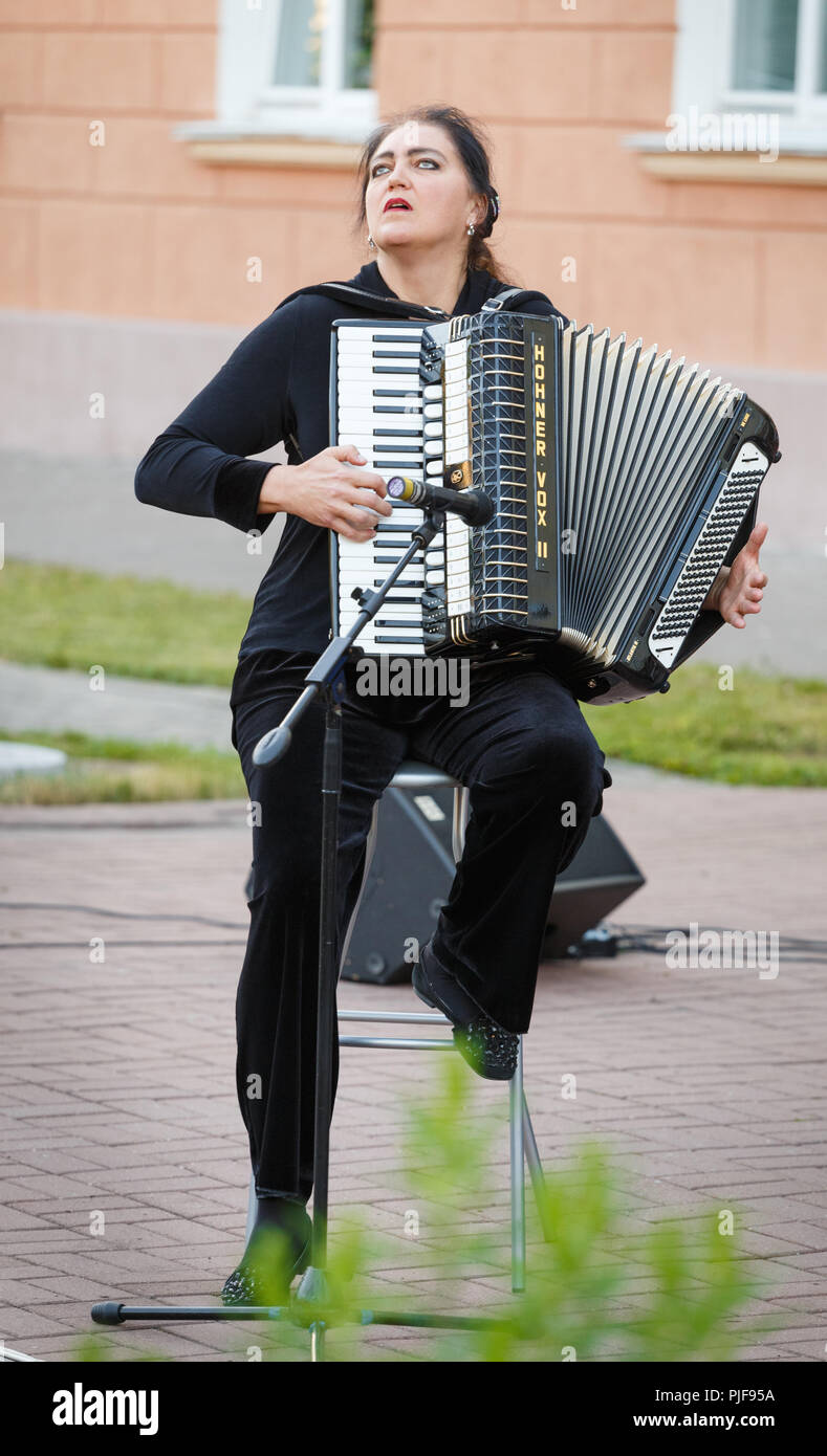 Fisarmonicista Nina Slyusar al concerto di gala. Vitebsk orchestra sinfonica all aria aperta. La Bielorussia.di Vitebsk. 2018 Foto Stock