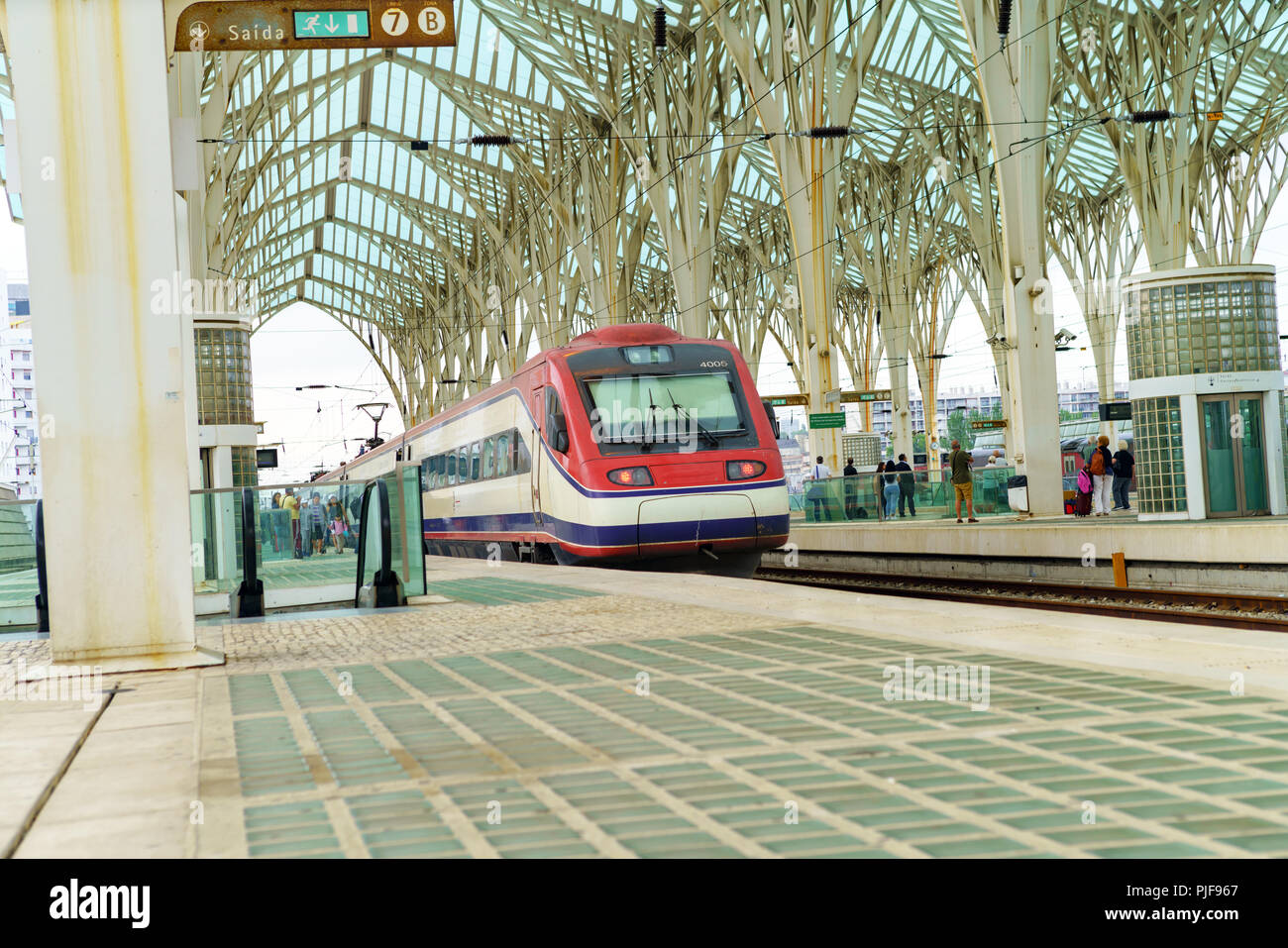 Gare do Oriente (Lisbona stazione Oriente) è uno dei principali portoghese di trasporto intermodale hub trova nella parrocchia civile del Parque das Nacoes Lisb Foto Stock