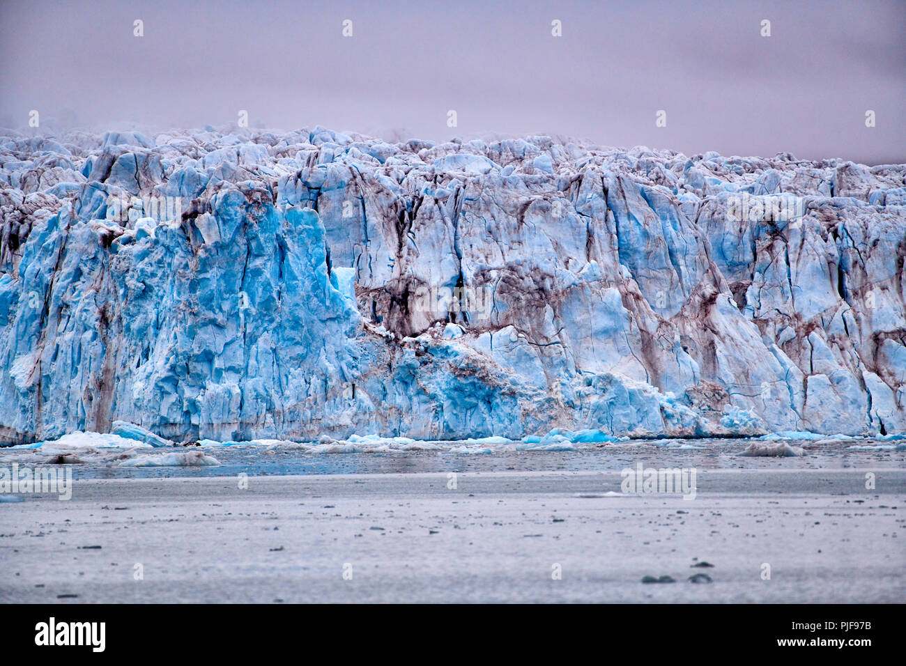 National Geographic, ghiaccio blu del Kronebreen o del ghiacciaio Crown, Kongsfjord, NY-Ålesund, Svalbard o Spitsbergen, Europa Foto Stock