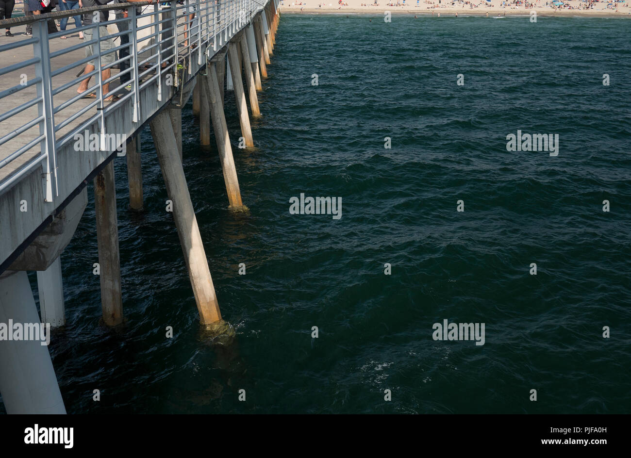 Vista dei pilastri di calcestruzzo supportano un molo con vista dell'oceano Foto Stock