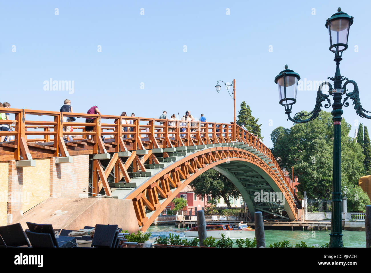 Ponte dell Accademia recentemente riaperto dopo i lavori di ristrutturazione da Luxottica, Grand Canal. Venezia, Veneto, Italia Foto Stock