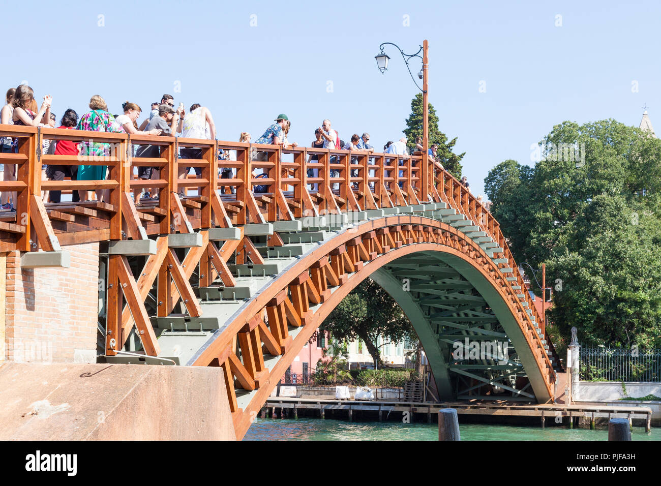 Ponte dell Accademia recentemente riaperto dopo i lavori di ristrutturazione da Luxottica, Grand Canal. Venezia, Veneto, Italia Foto Stock