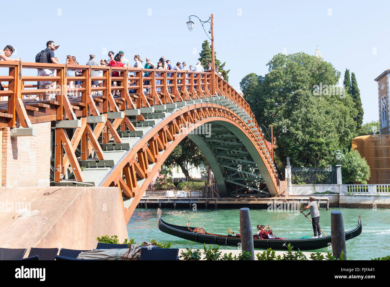 Ponte dell Accademia recentemente riaperto dopo i lavori di ristrutturazione da Luxottica, Grand Canal. Venezia, Veneto, Italia Foto Stock