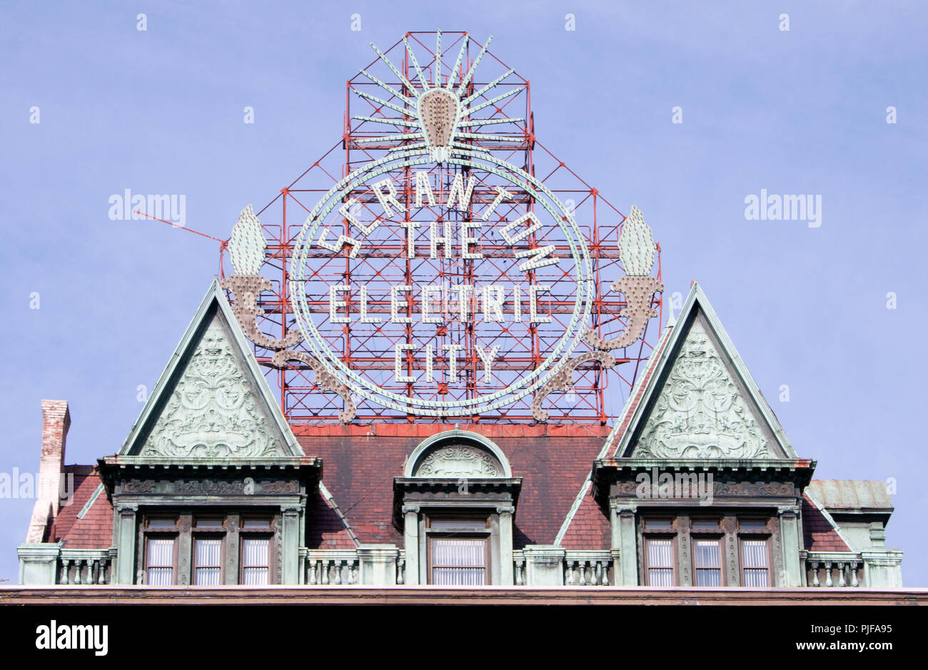 L'iconica insegna "Electric City" illumina il centro di Scranton, Pennsylvania, un orgoglioso richiamo alla sua storia come prima città elettrificata d'America. Foto Stock