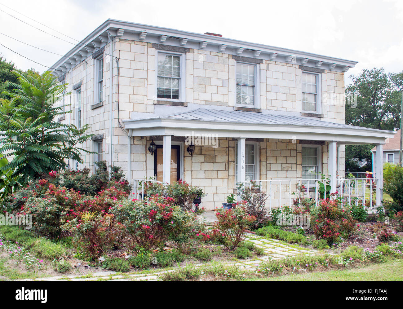 A Petersburg, Virginia, fu costruita una casa curiosa utilizzando vecchie lapidi scartate, un pezzo inquietante e insolito di storia architettonica. Foto Stock