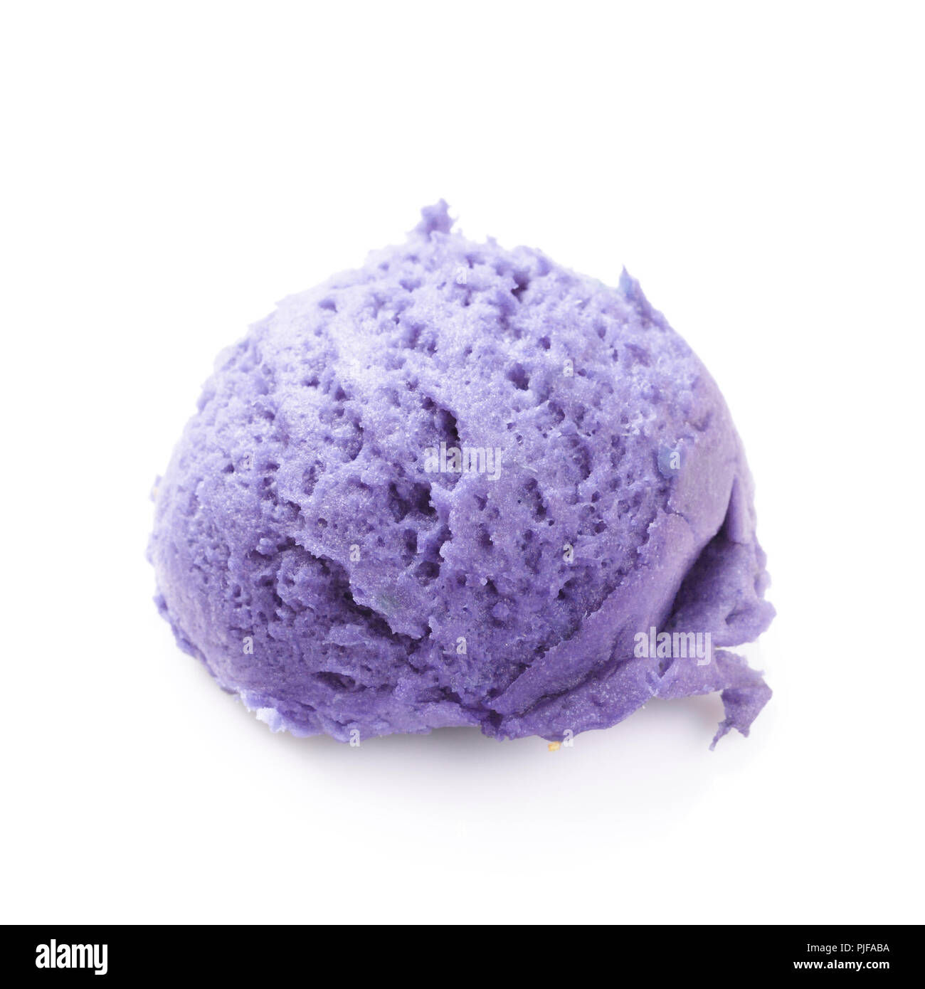 Mirtillo ice cream scoop. Isolato su sfondo bianco Foto Stock