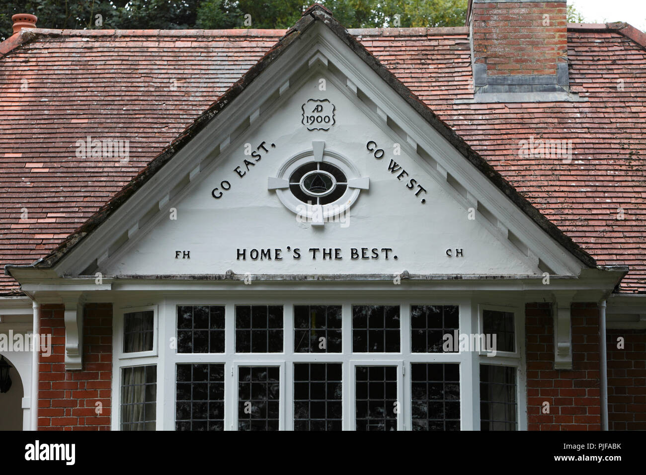 Andare a est, andare a ovest, home è il migliore! Messaggio sul timpano di the gatehouse del Clovelly tenuta vicino a Clovelly sulla North Devon Coast. Foto Stock