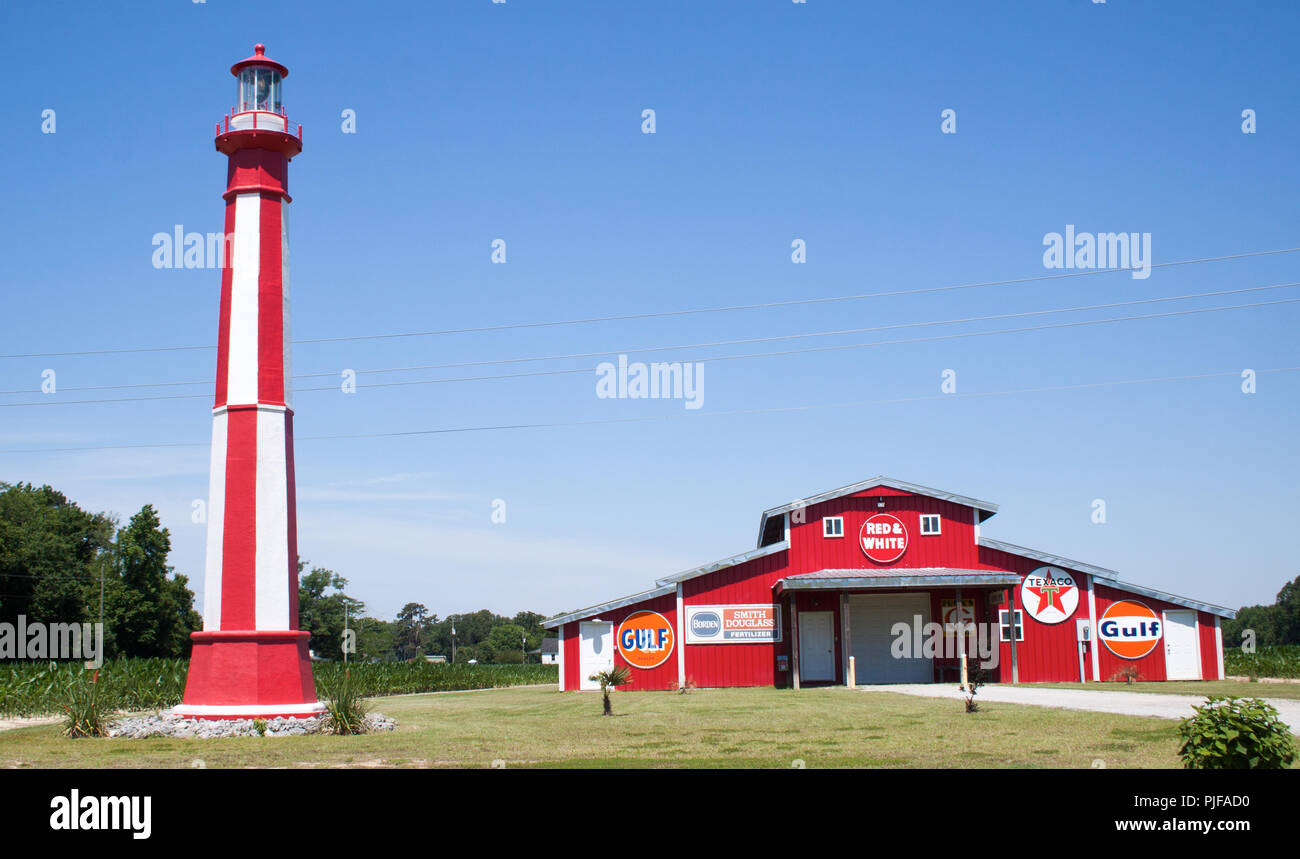 Un'affascinante replica del faro sorge accanto a un fienile in stile retrò nella storica Bath, la città più antica del North Carolina. Foto Stock