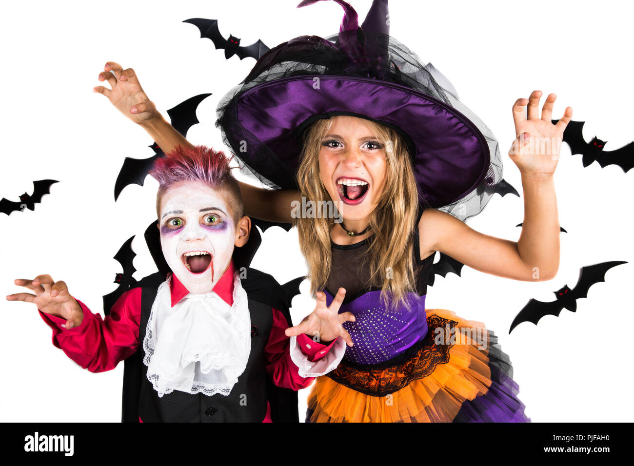 Halloween kids, Felice scary ragazzo e una ragazza vestiti con i costumi di halloween di strega, stregone e vampiro Dracula per pumpkin patch e parte di halloween Foto Stock
