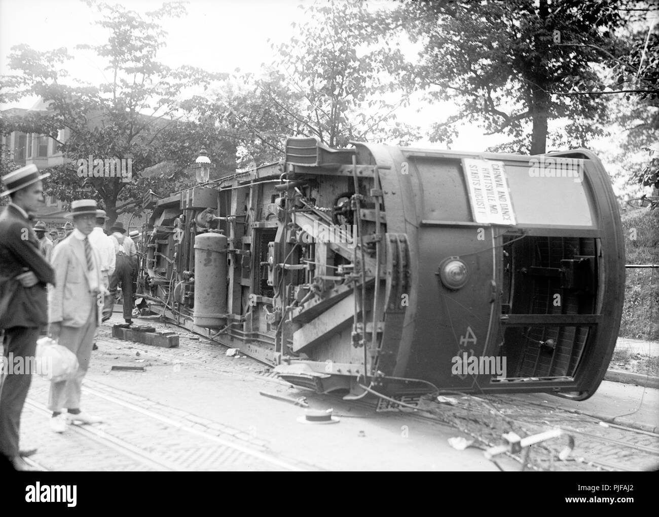 Ribaltato il tram o taxi per strada, America. Circa 1919 Foto Stock